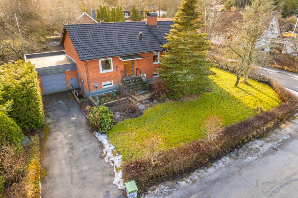 16. Taktvattning fran mossa pa villa Tungelsta Vasterhaninge 2048x1364