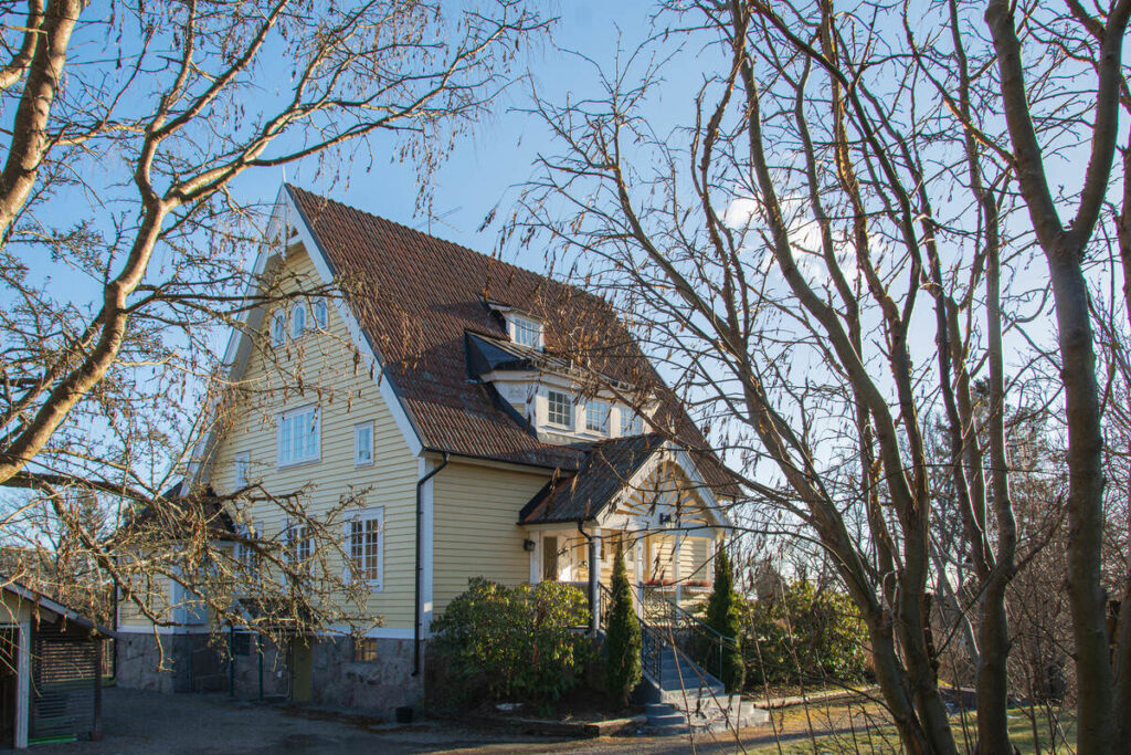 17. Tvattning av tak fran smuts mossa pa hus Hanviken Alta