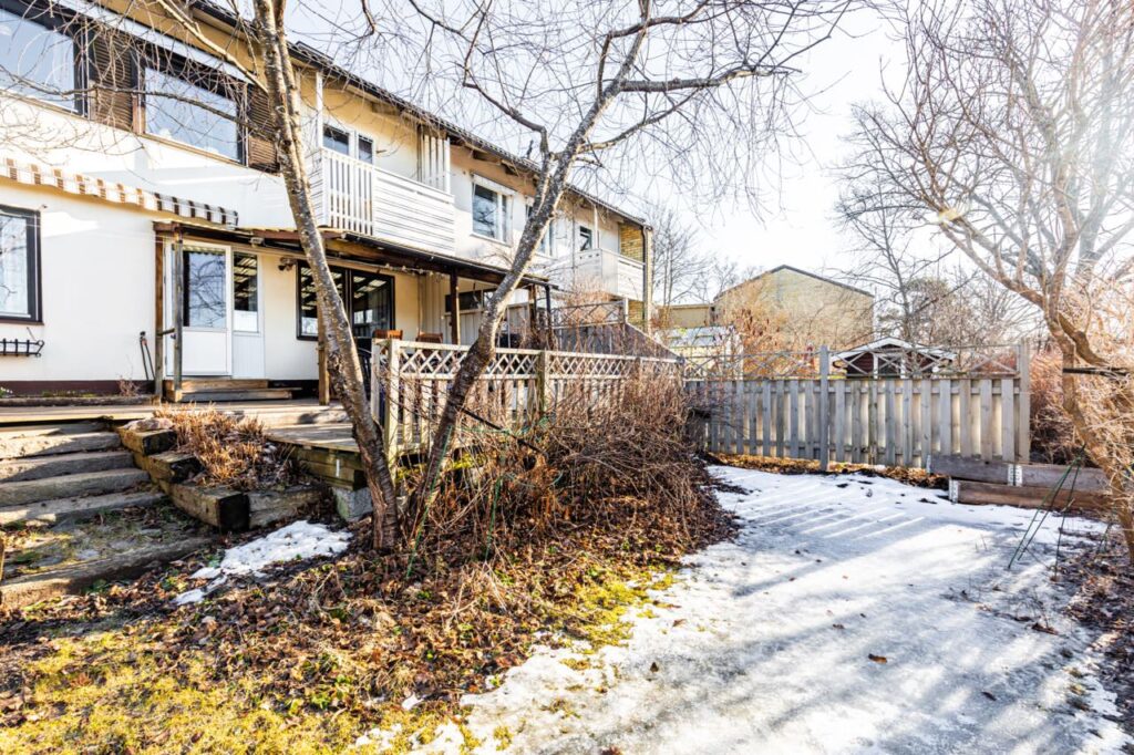 27. Renovering vid Taklackage Hus Sodertalje Karlgovshage