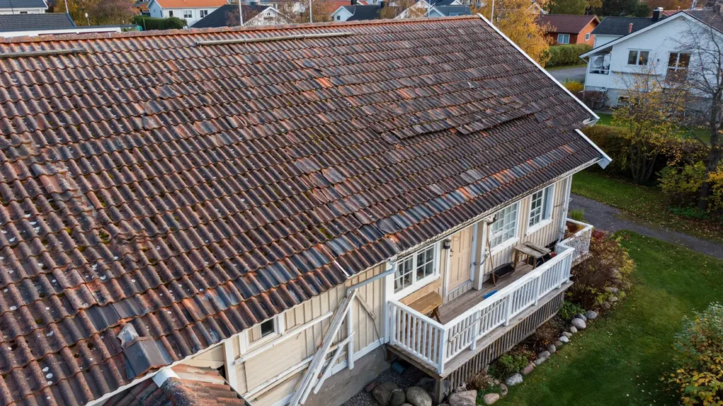 tv tt av tak med mossborttagning p villa i tullinge tumba